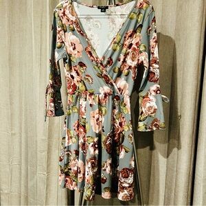 Green sundress‎ with floral print, Bell Sleeve with deep Neckline. Worm once.